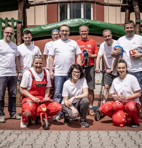 Zaměstnanci KIA MOTORS CZECH pomohli v rámci dobrovolnické akce ve štěrboholském Klokánku