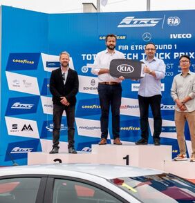 KIA předala AUTODROMU MOST 11 nových vozů pro kurzy bezpečné jízdy se zaměřením na rodiny s dětmi