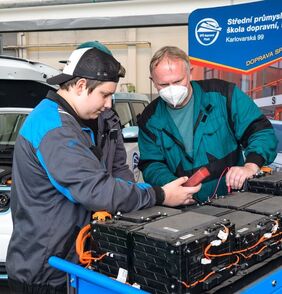 Kia darovala středním průmyslovým školám v Plzni a Čáslavi vozy ke studijním účelům