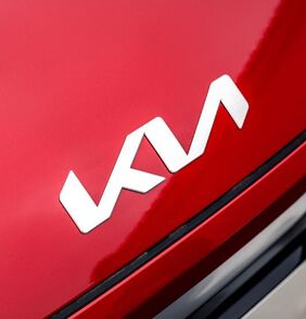 Inflace požírá lidem úspory. Kdo nemá na nemovitost, kupuje automobil