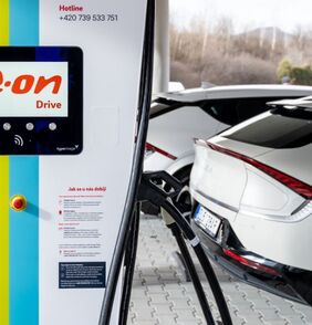 E.ON otevírá svůj první ultrarychlý dobíjecí hub v Česku. 