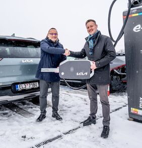 Nejvýkonnější hub v síti E.ON Drive v Česku dobije naráz 9 elektromobilů. Jeho výkon testují vozy Kia