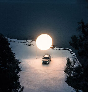 Světelná instalace v Norsku: Kia EV9 svítí na východ slunce