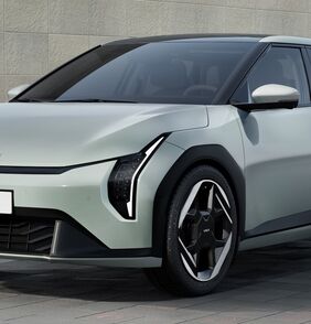 Průlomové kompaktní elektromobily Kia EV4 a EV4 Fastback lze již objednat