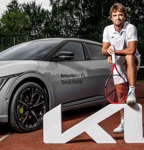 Tomáš Macháč se pochlubil ,novou partnerkou‘ na kurtu i na silnici