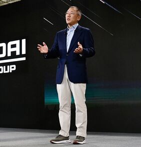 Cena „Automotive News Centennial Award“ pro Euisuna Chunga a rodinu Chungových