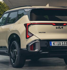 Kia Seltos Hybrid přichází s dvojitou technologickou premiérou: elektrickým pohonem všech kol e-AWD a funkcí V2L